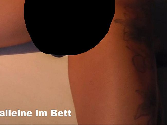 Mina alleine im Bett